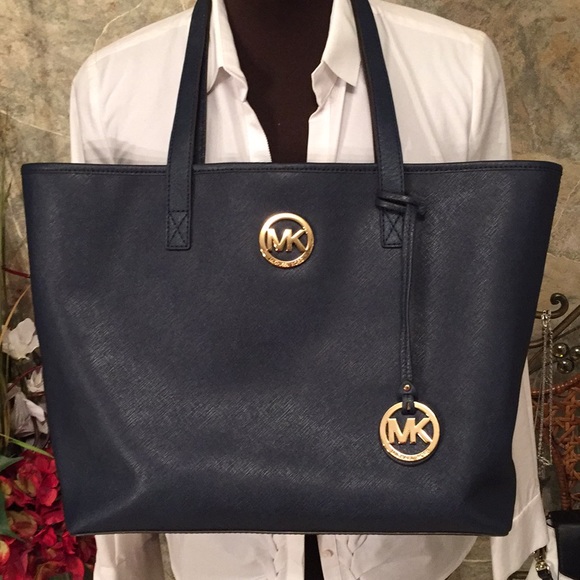 Michael Kors Handbags - Michael Kors🌹jet set tote Medium large travel bag